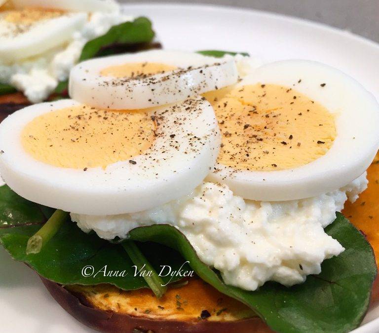 Cottage Cheese, Spinach & Egg On Pumpkin Rounds