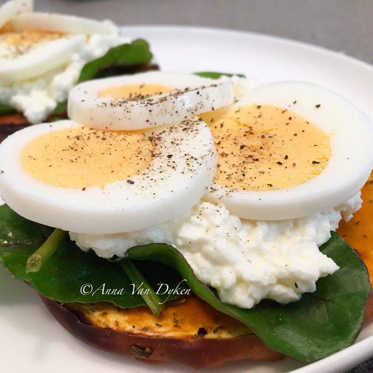 Cottage Cheese, Spinach & Egg On Pumpkin Rounds